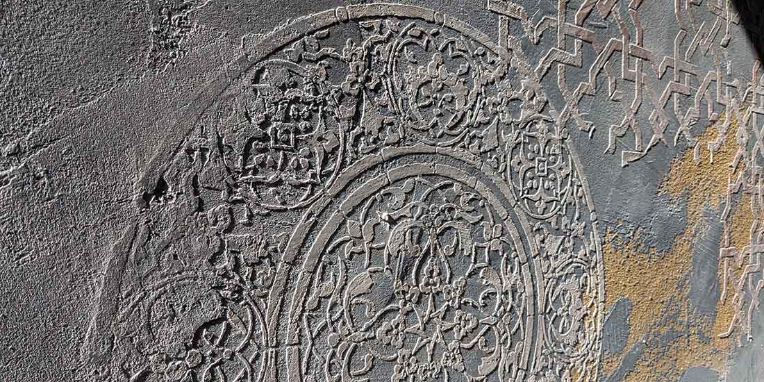 Decorazione-materica-effetto-pietra-spaccata-con-venature-dorate-e-successiva-applicazione-degli-stencil