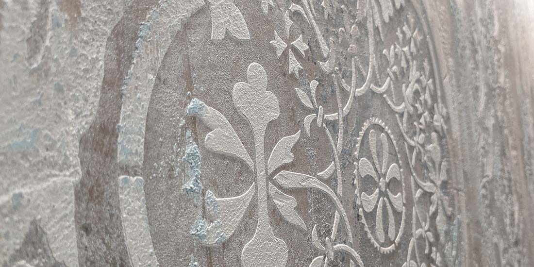 decorazione-materica-con-effetto-shabby-e-applicazione-degli-stencil